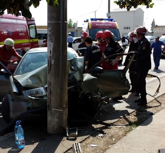 Grav accident de circulaţie în Port! Trei persoane aflate într-o maşină au ajuns la spital