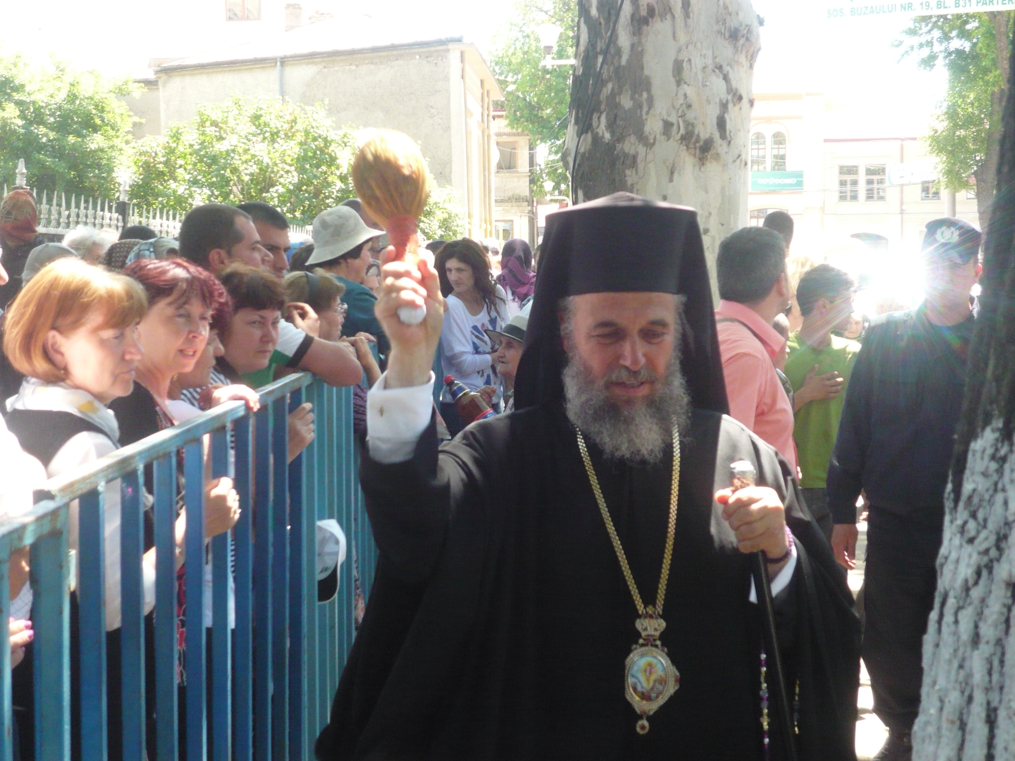 Mii de pelerini la izvorul vindecării de la Biserica Greacă din Brăila