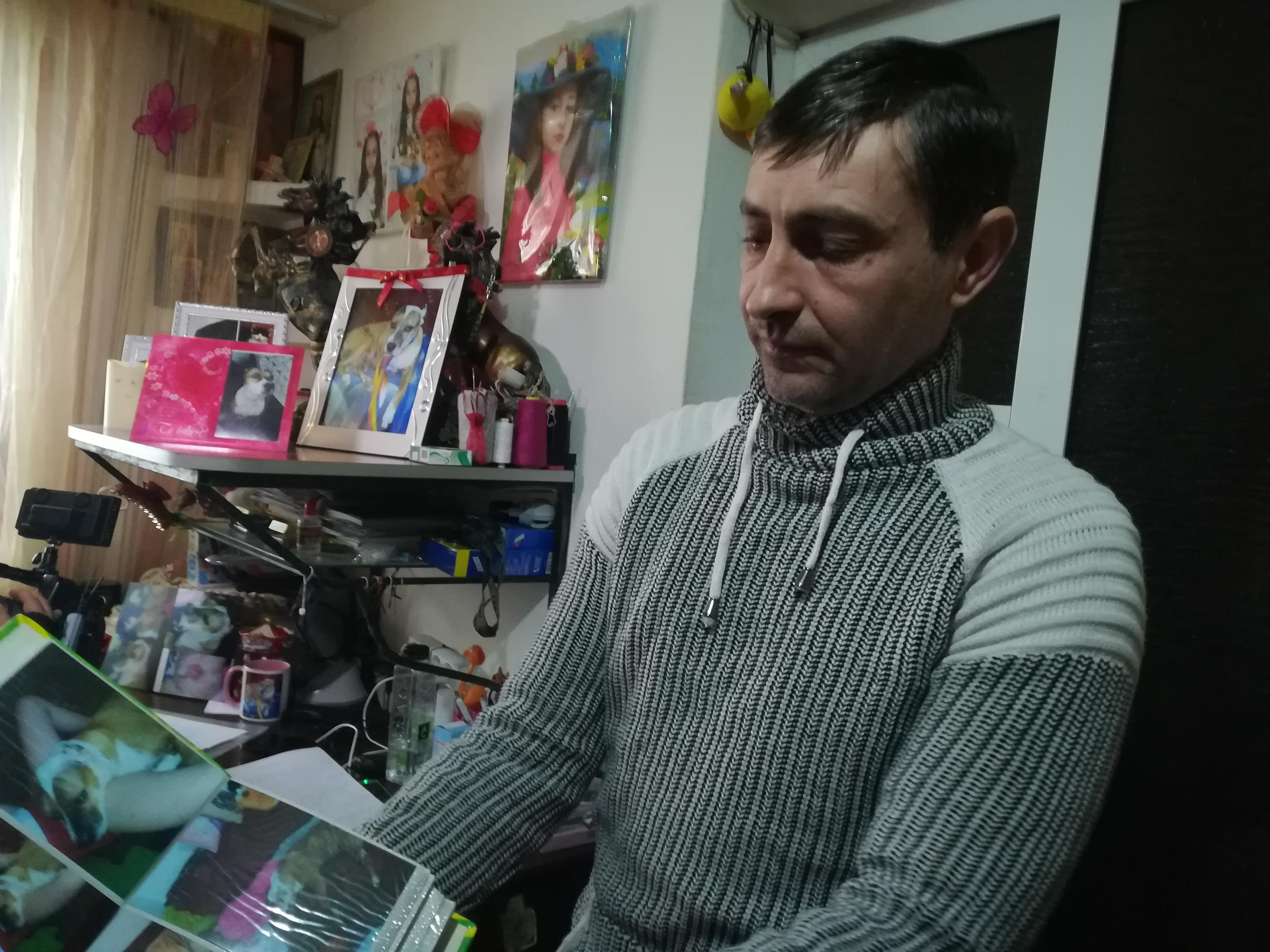 Câine înjunghiat mortal într-o scară de bloc din Galați. Atac fără precedent, chiar sub ochii stăpânului