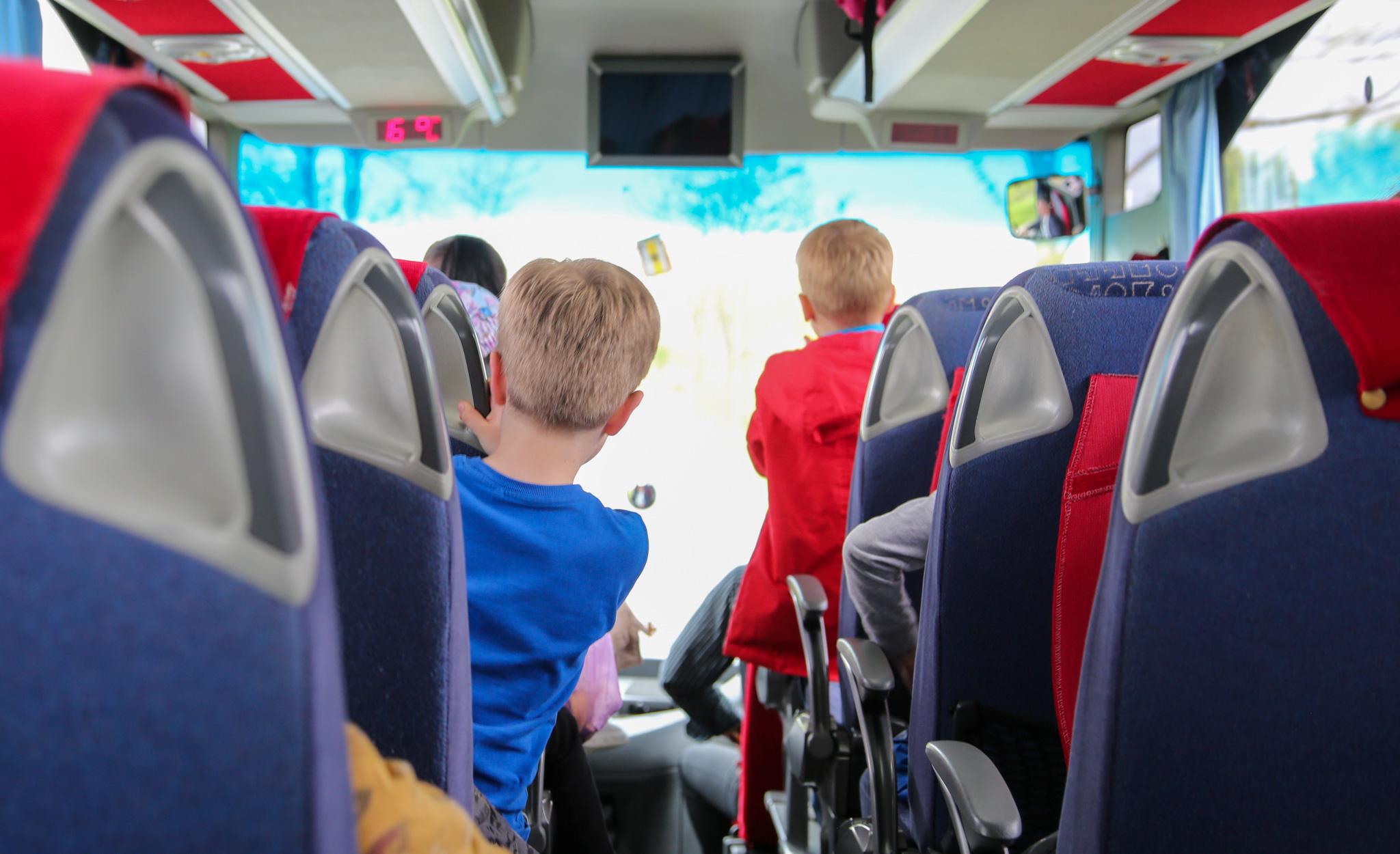 Experiențe educative și donații valoroase pentru elevii din Smulți