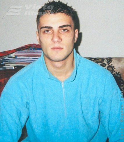 Înjunghiat în faţa blocului