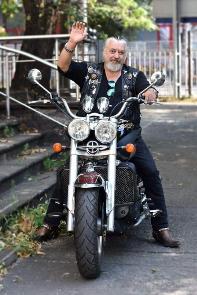 Ceremonia de înhumare a liderului trupei Phoenix va fi privată. Sicriul lui Nicu Covaci, depus la Filarmonica din Timișoara