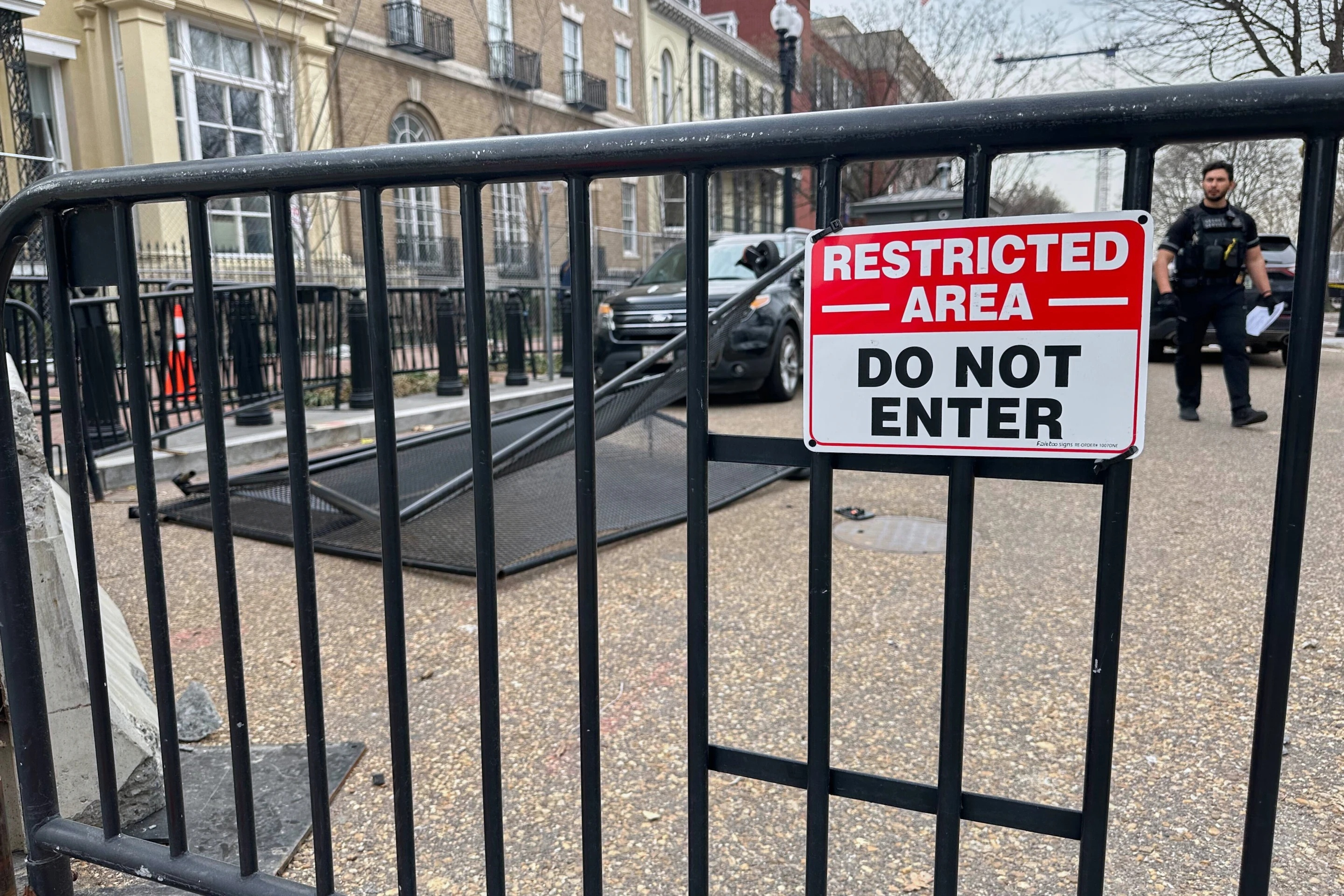 O furgonetă a forțat barierele de la Casa Albă