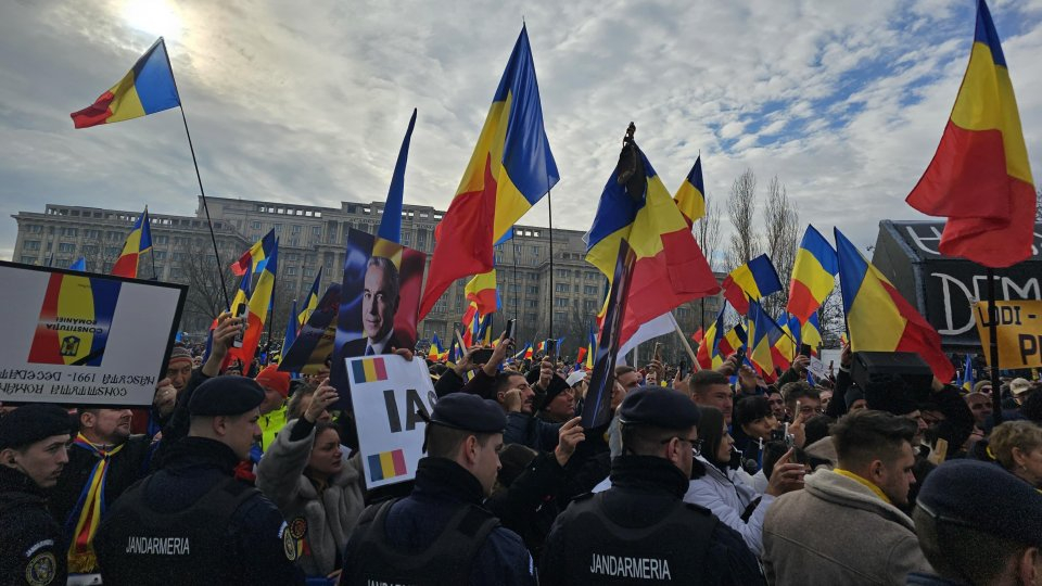 Protest la Parlament. Mii de oameni cer revizuirea deciziei de anulare a primului tur al alegerilor prezidențiale