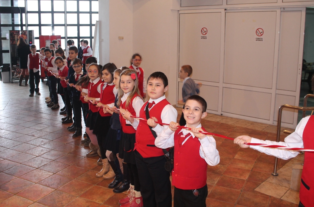 Un MĂRŢIŞOR-GIGANT a fost realizat de elevi gălăţeni