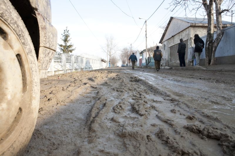 Mocirla îi îngroapă pe locuitorii cartierului Fileşti 