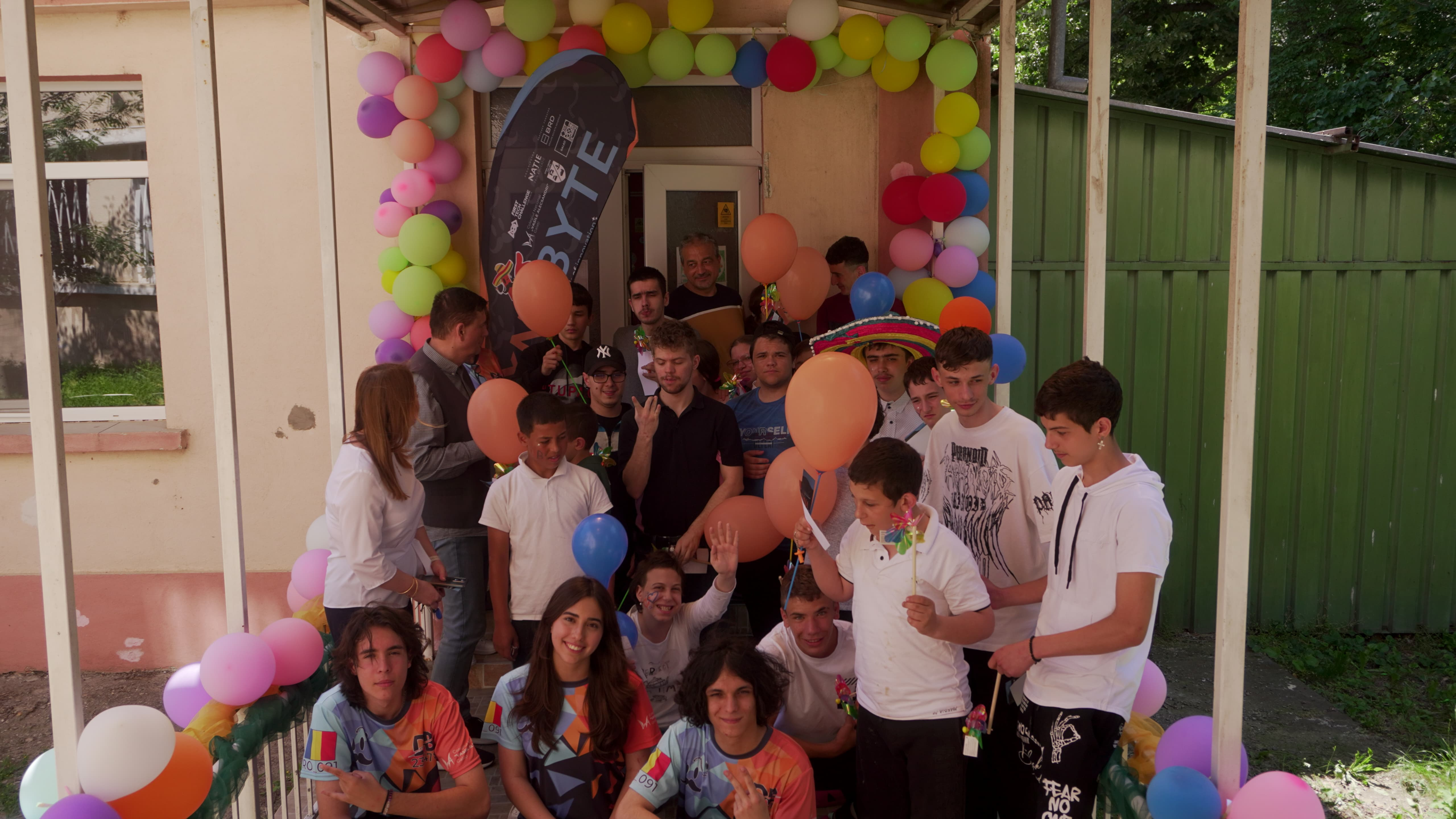 Solidaritate și empatie față de elevii cu nevoi speciale de la Şcoala "P. P. Neveanu" (GALERIE FOTO)