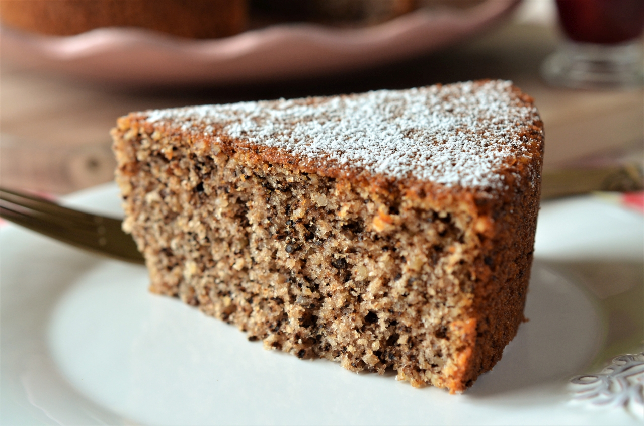 Prăjitură delicioasă cu blat de nucă şi cremă de vanilie