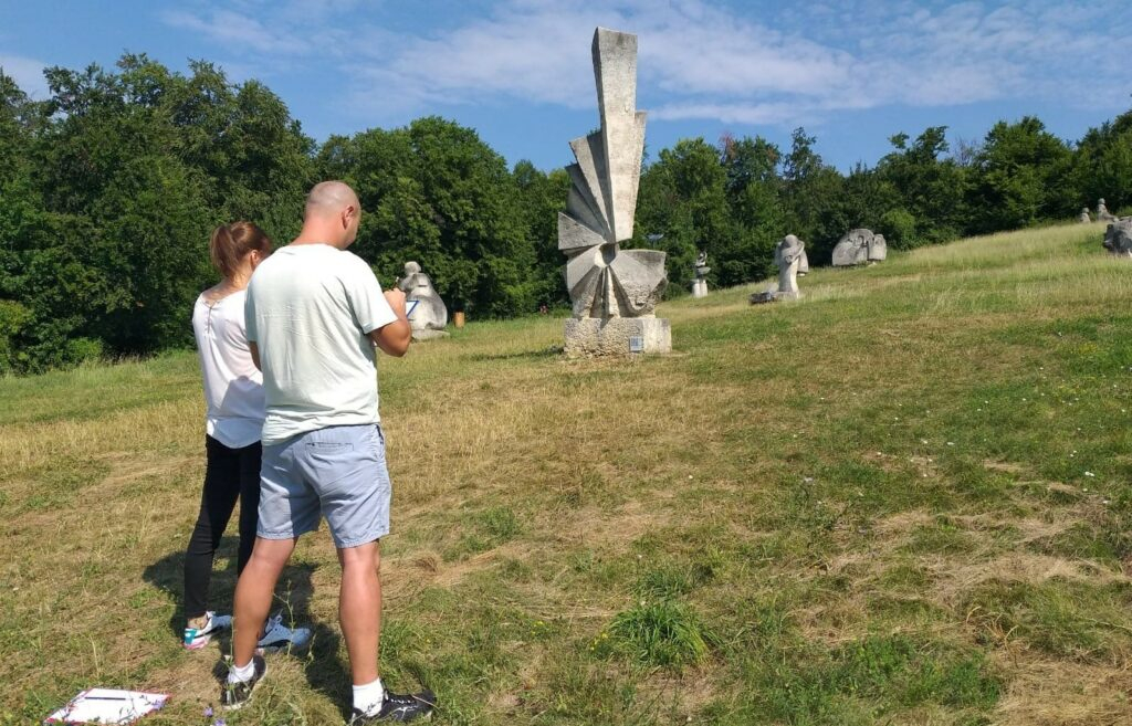 Tabără de sculptură în aer liber, anulată din cauza unui urs