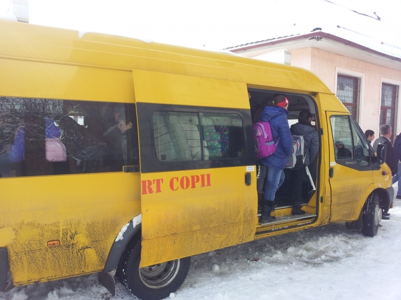 IARNA LA GALAŢI/ Microbuz şcolar ajuns în şanţ din cauza GHEŢII