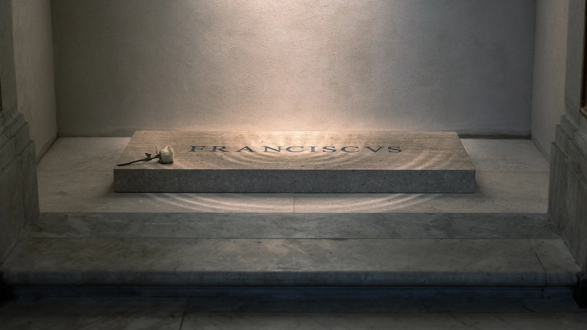 Eroare grafică pe mormântul Papei Francisc