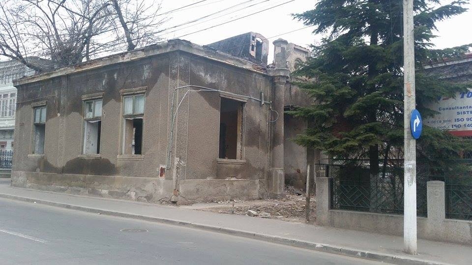 TINERII ŞI ORAŞUL/ ÎNCĂ O CASĂ VECHE din Galaţi a ajuns FOCAR DE INFECŢIE şi pericol pentru pietoni