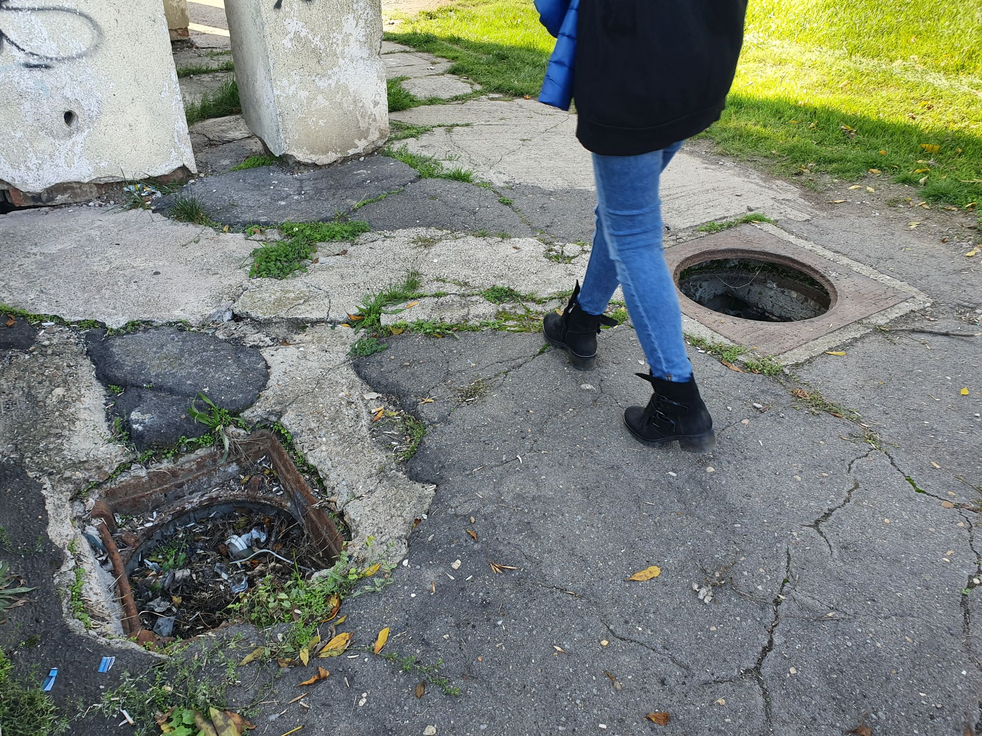 PERICOL. Două canalizări, două capace lipsă