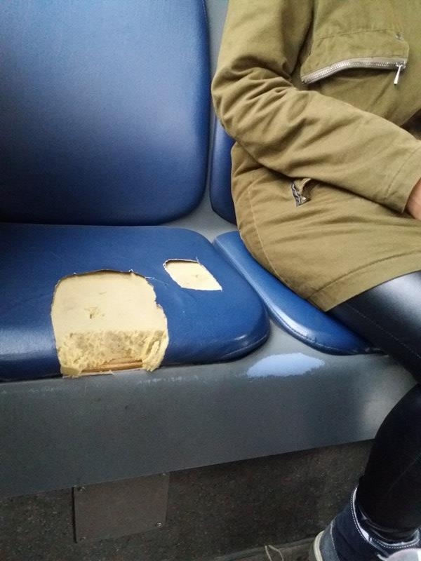 Scaune rupte şi gunoaie, în mijloacele de transport în comun | Când lipsa bunului simț circulă cu autobuzul