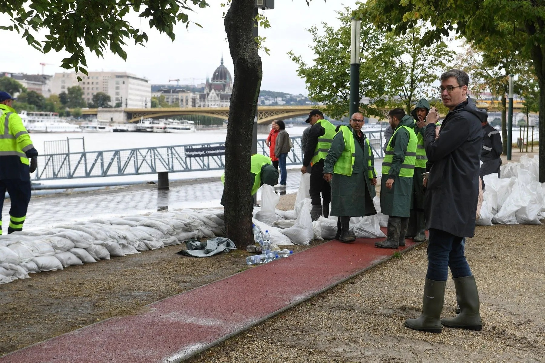 Dunărea crește, Ungaria se baricadează