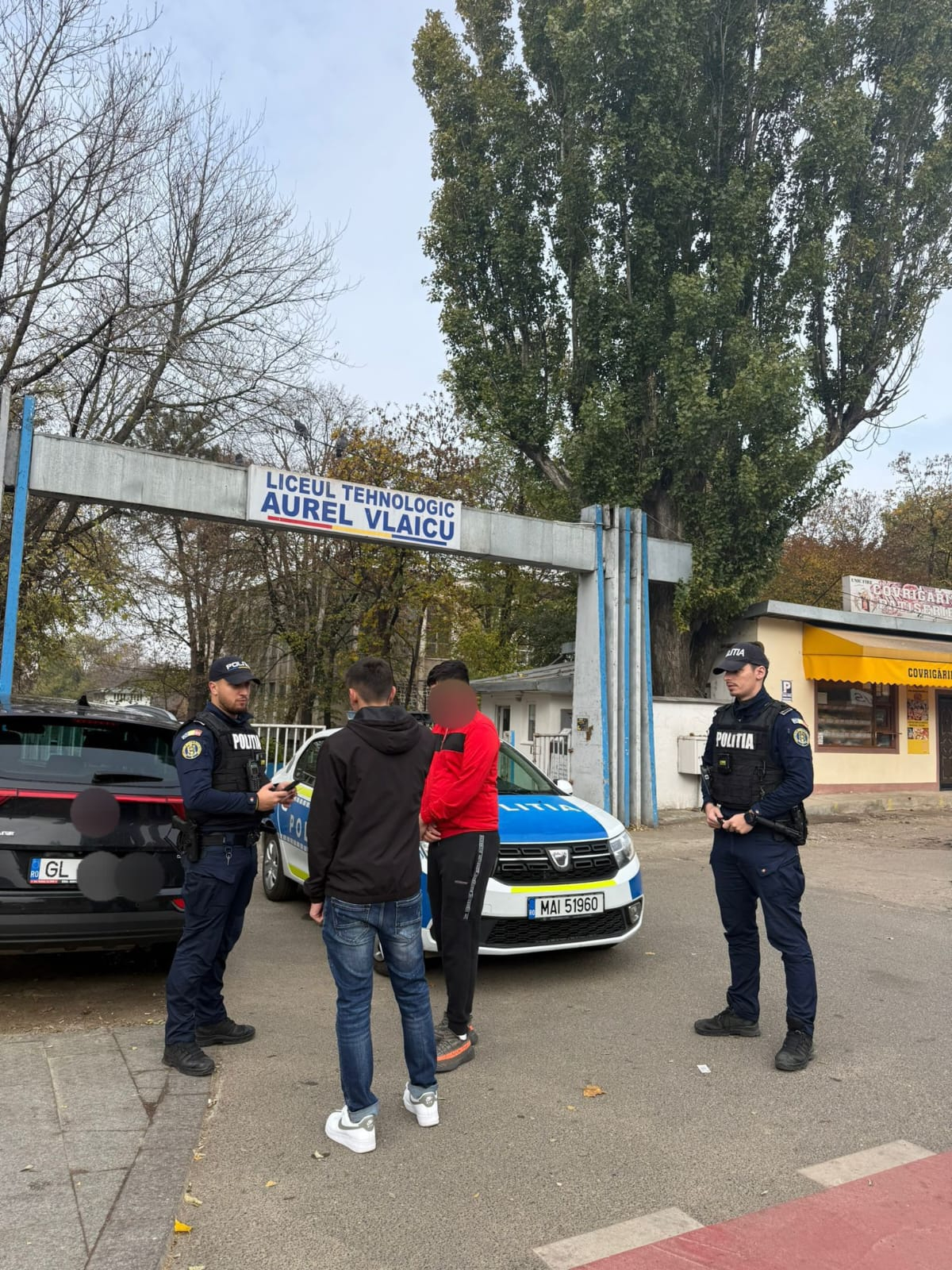 Polițiștii şi jandarmii gălățeni combat violenţa în şcoli