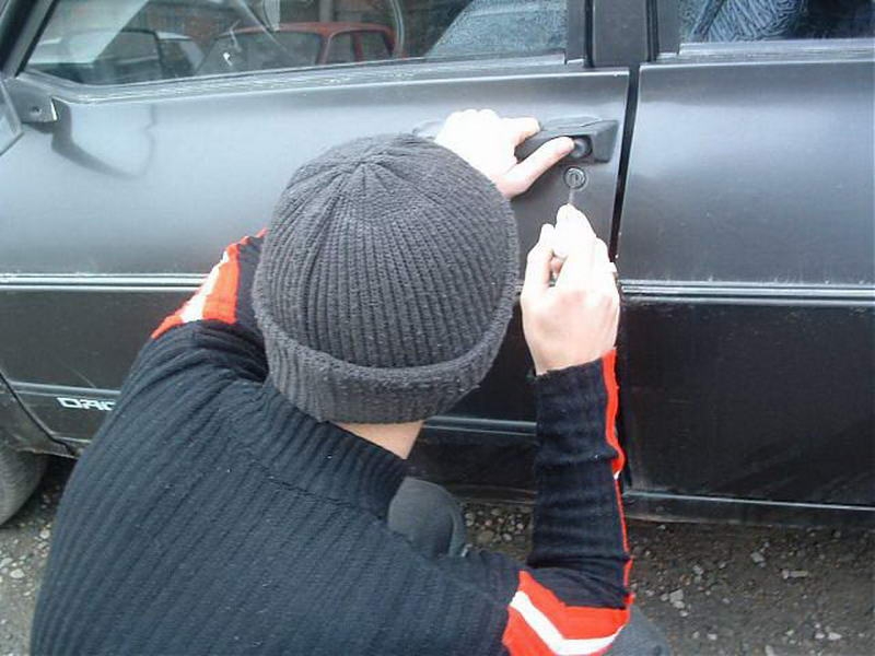 Gălăţeanul mână lungă. A spart mai multe autoturisme şi s-a ales cu dosar penal