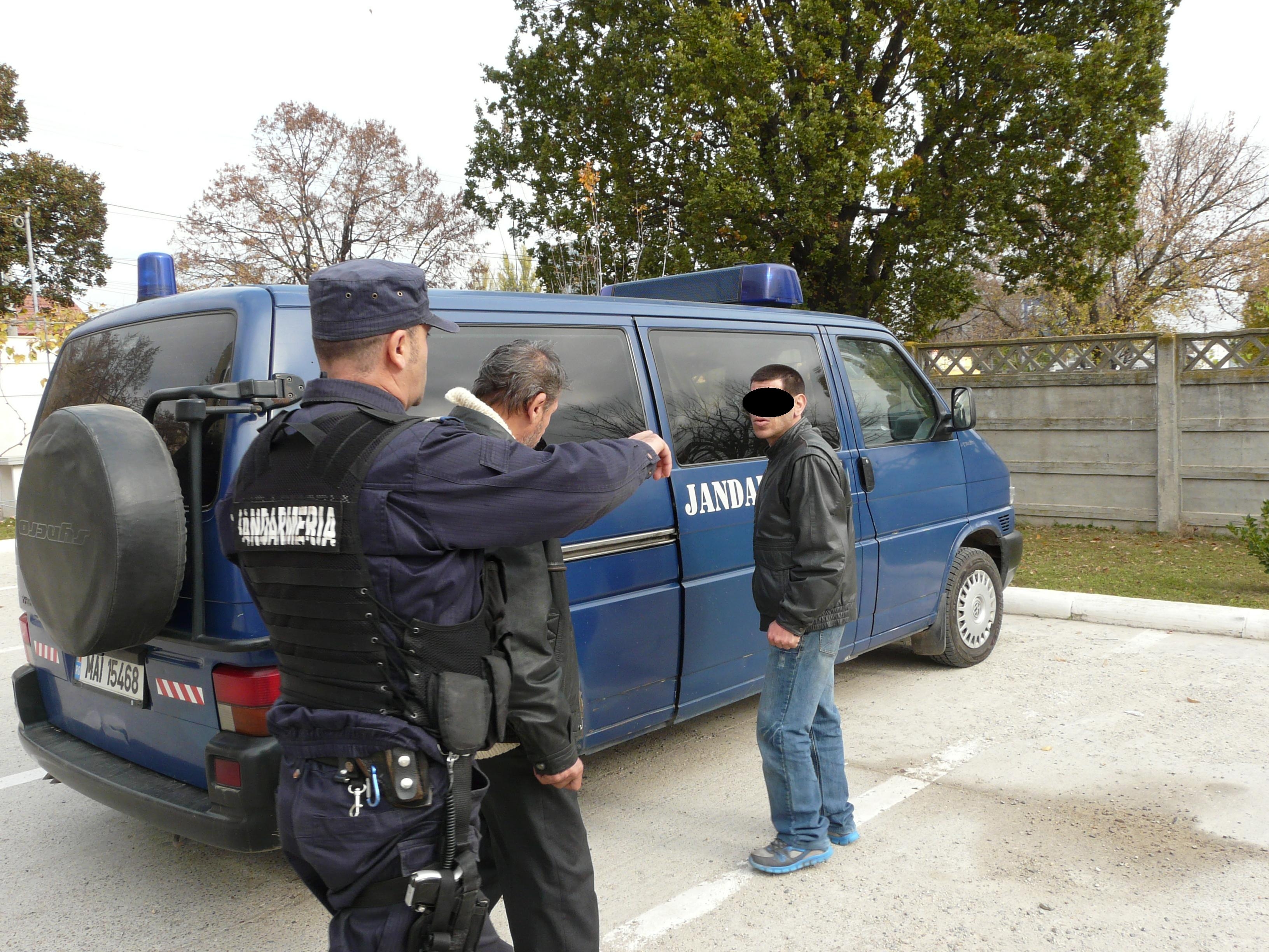 O farsă amicală le-a adus o grămadă de necazuri. Iată ce au păţit nişte tineri care au mutat o maşină