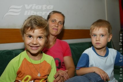 Cine îi întinde o mână Nicoletei?