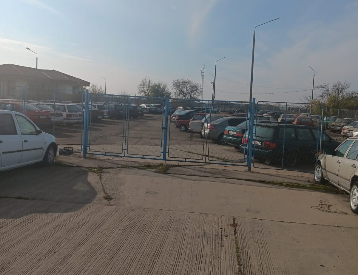 Birourile vamale gălățene, blocate de peste o sută de mașini confiscate