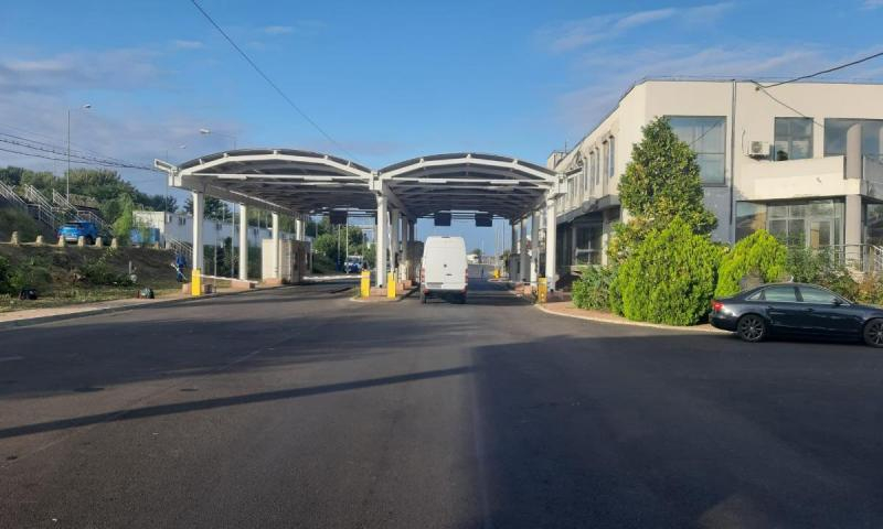 Au încercat să treacă vama cu un microbuz furat