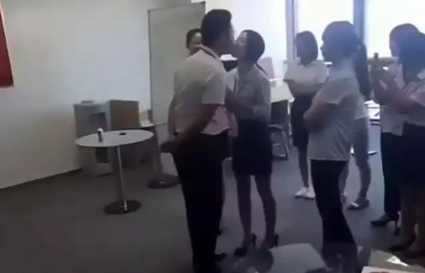 Tu ţi-ai sărutat astăzi şeful?