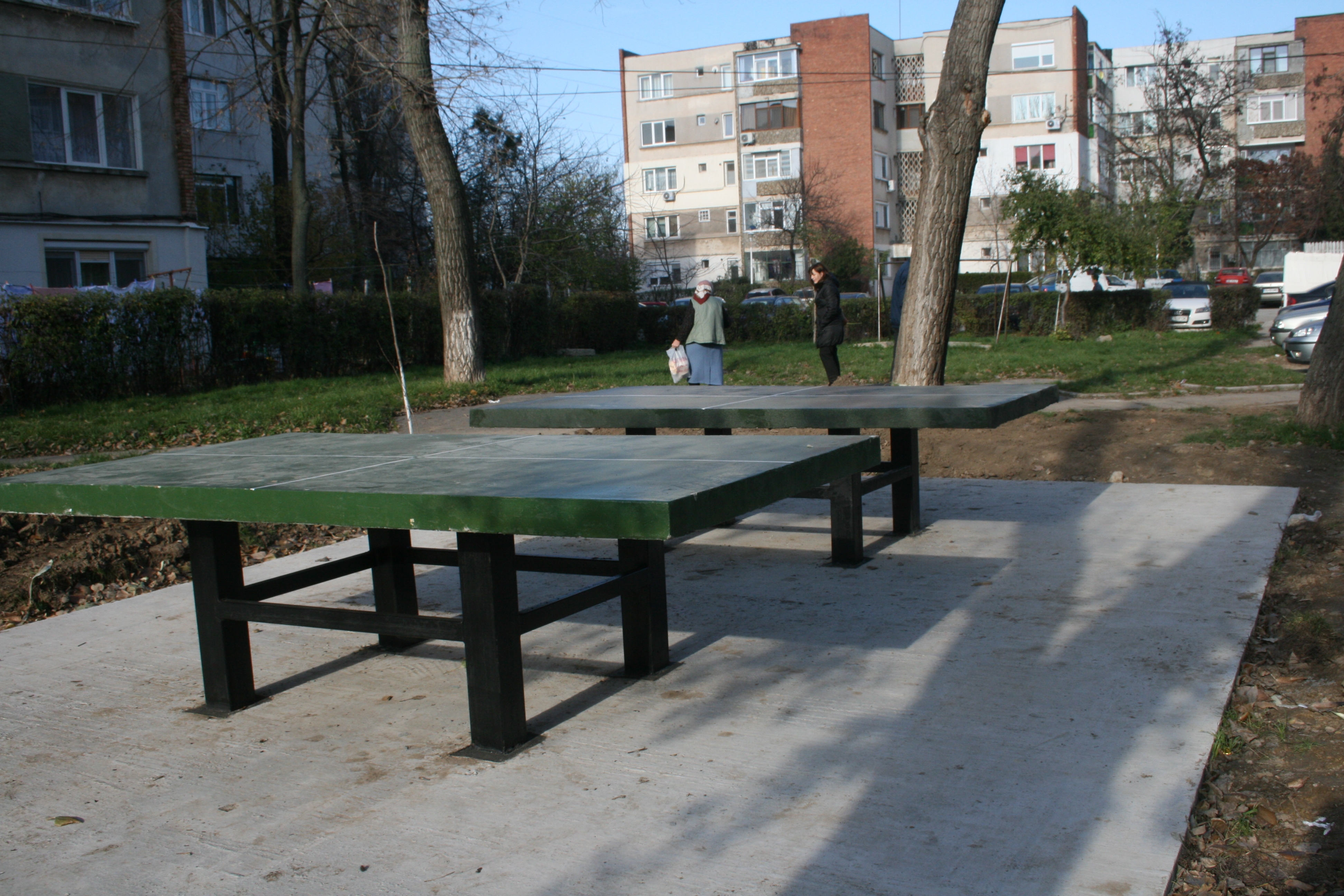 Platforme betonate pe iarbă, dar în margine: Primăria continuă să monteze mese de tenis