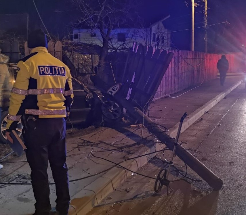Un munte de probleme pentru un șofer care a rupt un stâlp