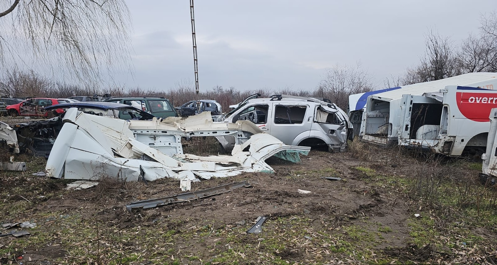 Firmă de dezmembrări auto, amendată de Garda de Mediu