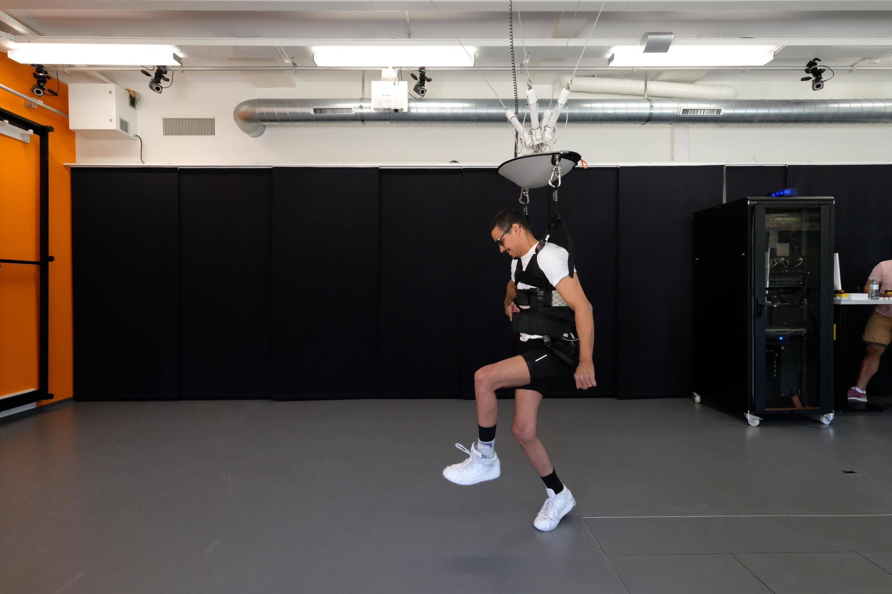 Un om paralizat a reuşit să meargă din nou