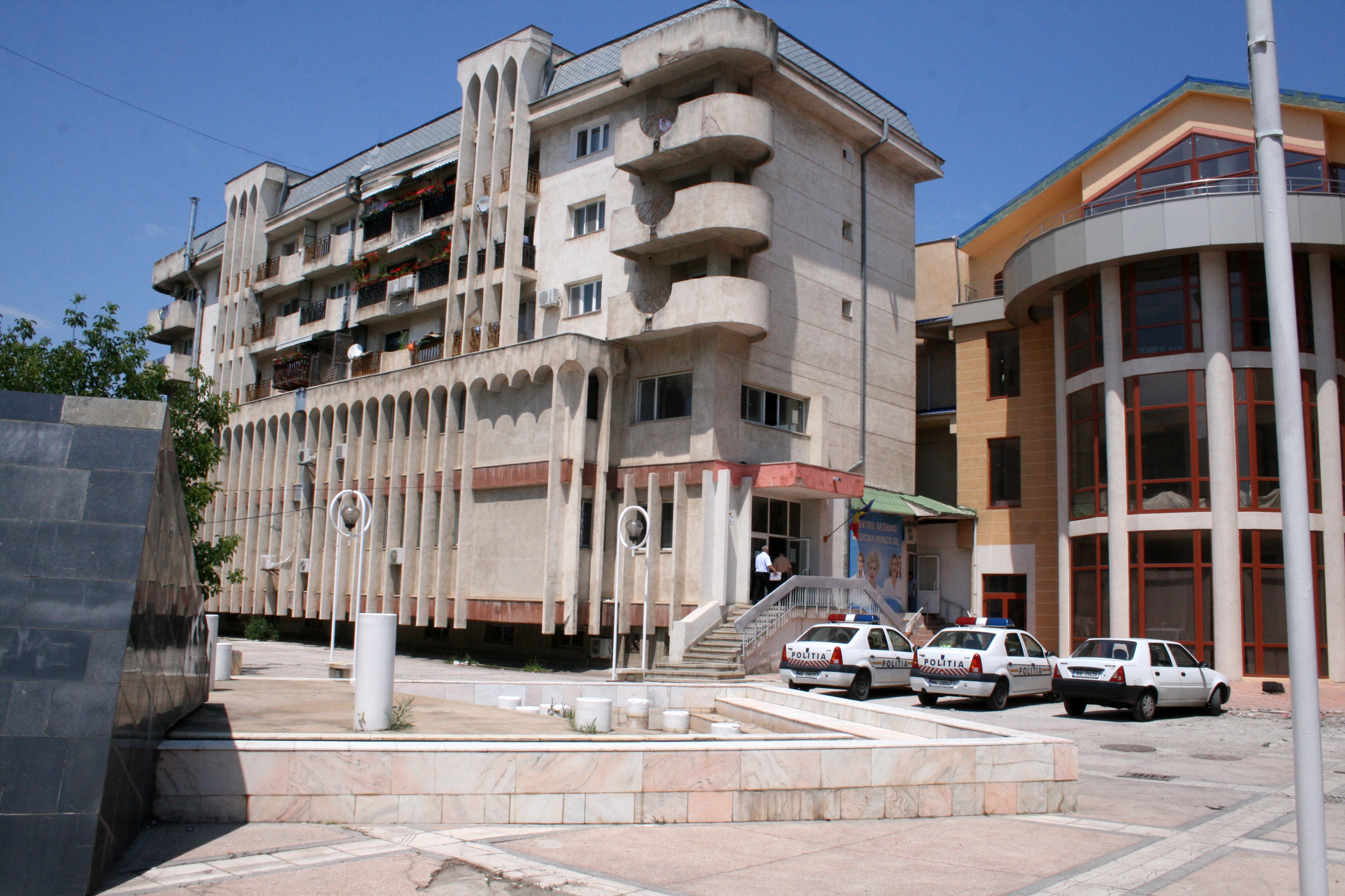 Spaţiul pietonal dintre Biserica Greacă şi Muzeul de Istorie a devenit parcare!