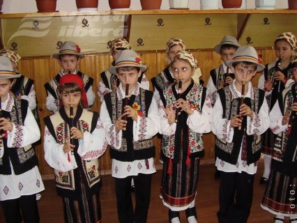 Fluieraşele au fredonat bucuria prieteniei