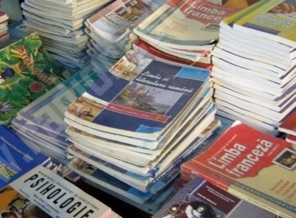 După trei ani de întârzieri, MANUALELE ȘCOLARE vor ajunge la timp în unităţile de învăţământ