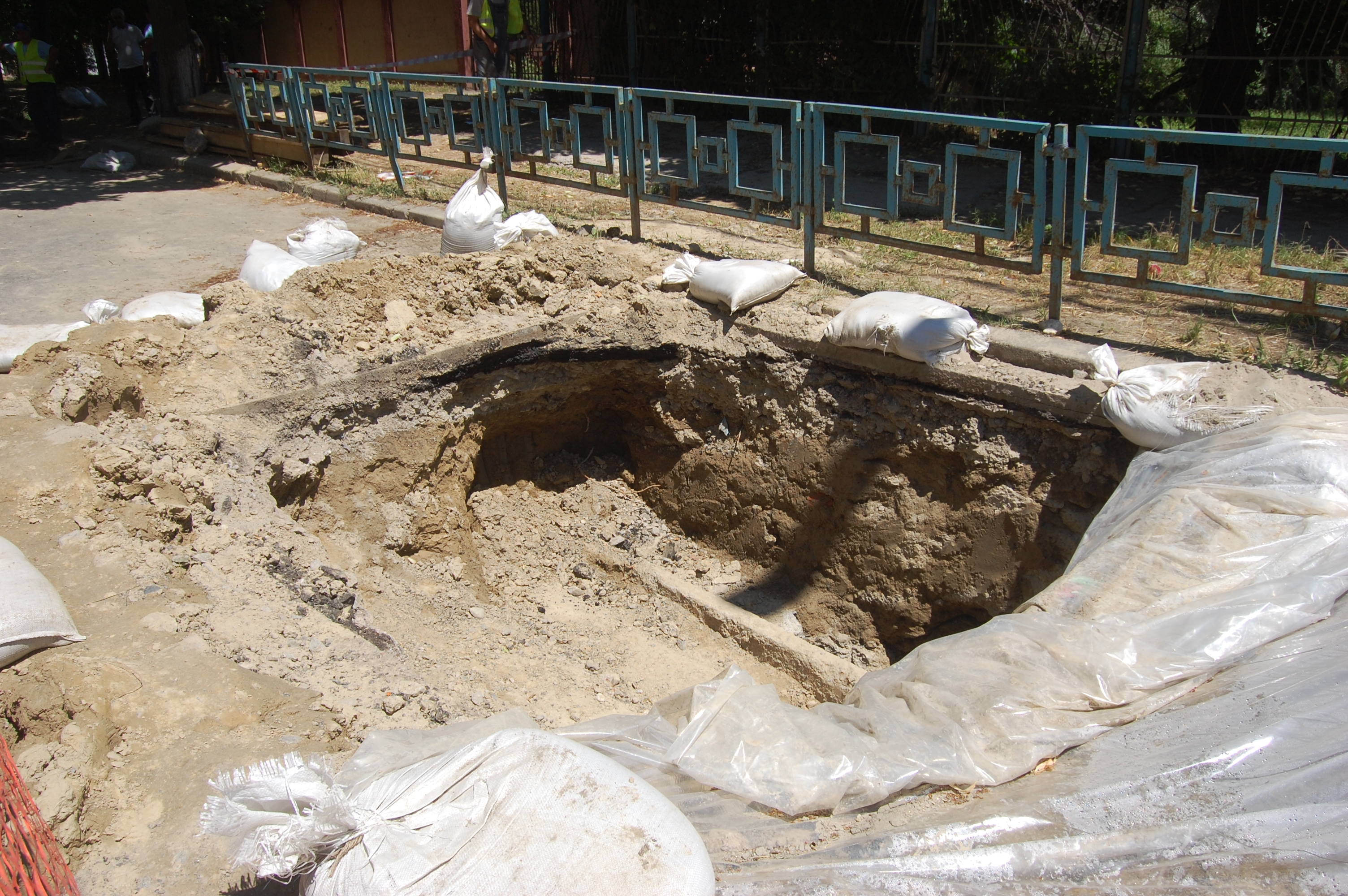 Situaţie GRAVĂ pe strada Stadionului/ Un BLOC întreg, în pericol de PRĂBUŞIRE din cauza Apă Canal (FOTO)