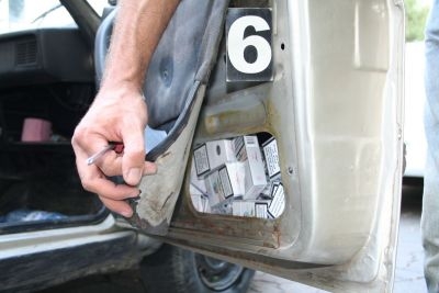 Un gălăţean a fost PRINS cu peste 18.800 de ŢIGĂRI DE CONTRABANDĂ ascunse în maşină