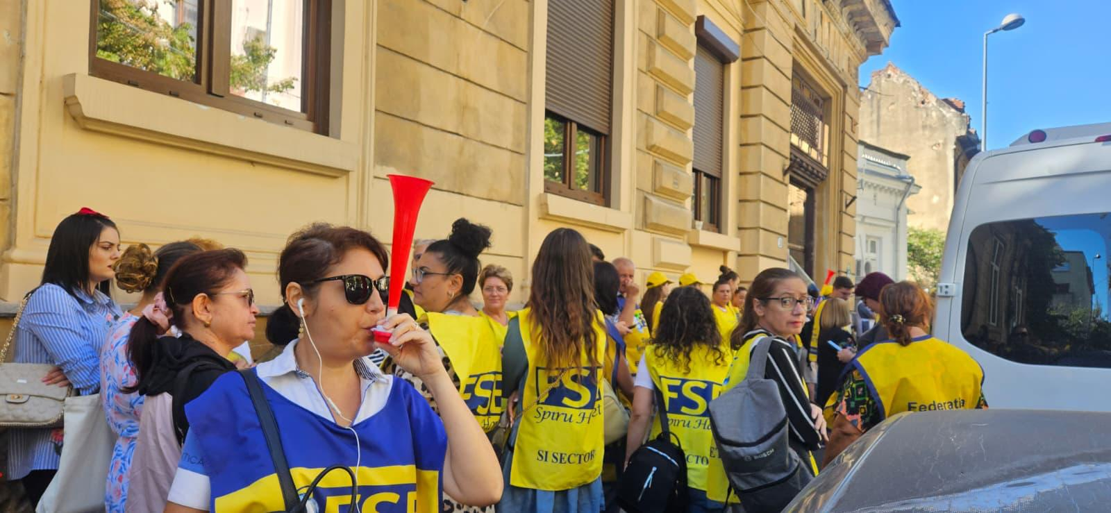 Cadrele didactice, o lună de proteste în fața ministerului