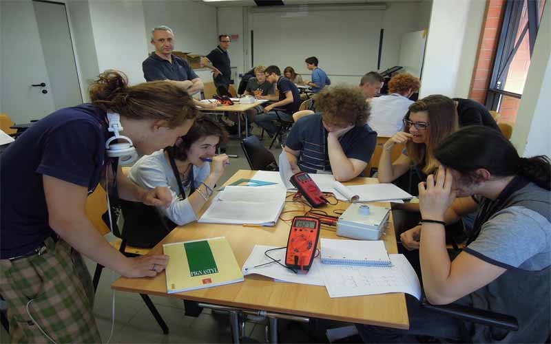 În atenţia liceenilor din ultimii ani: Masterclass de fizică gratuit în Italia