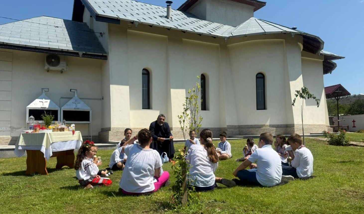 Jocuri, pictură, limonadă și înghețată, în pridvorul bisericii