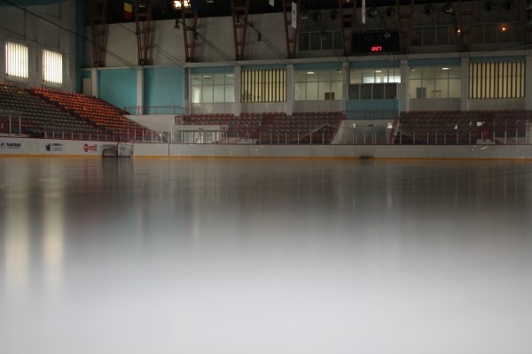 PROGRAMUL pentru public la PATINOARUL ARTIFICIAL în perioada CRĂCIUNULUI
