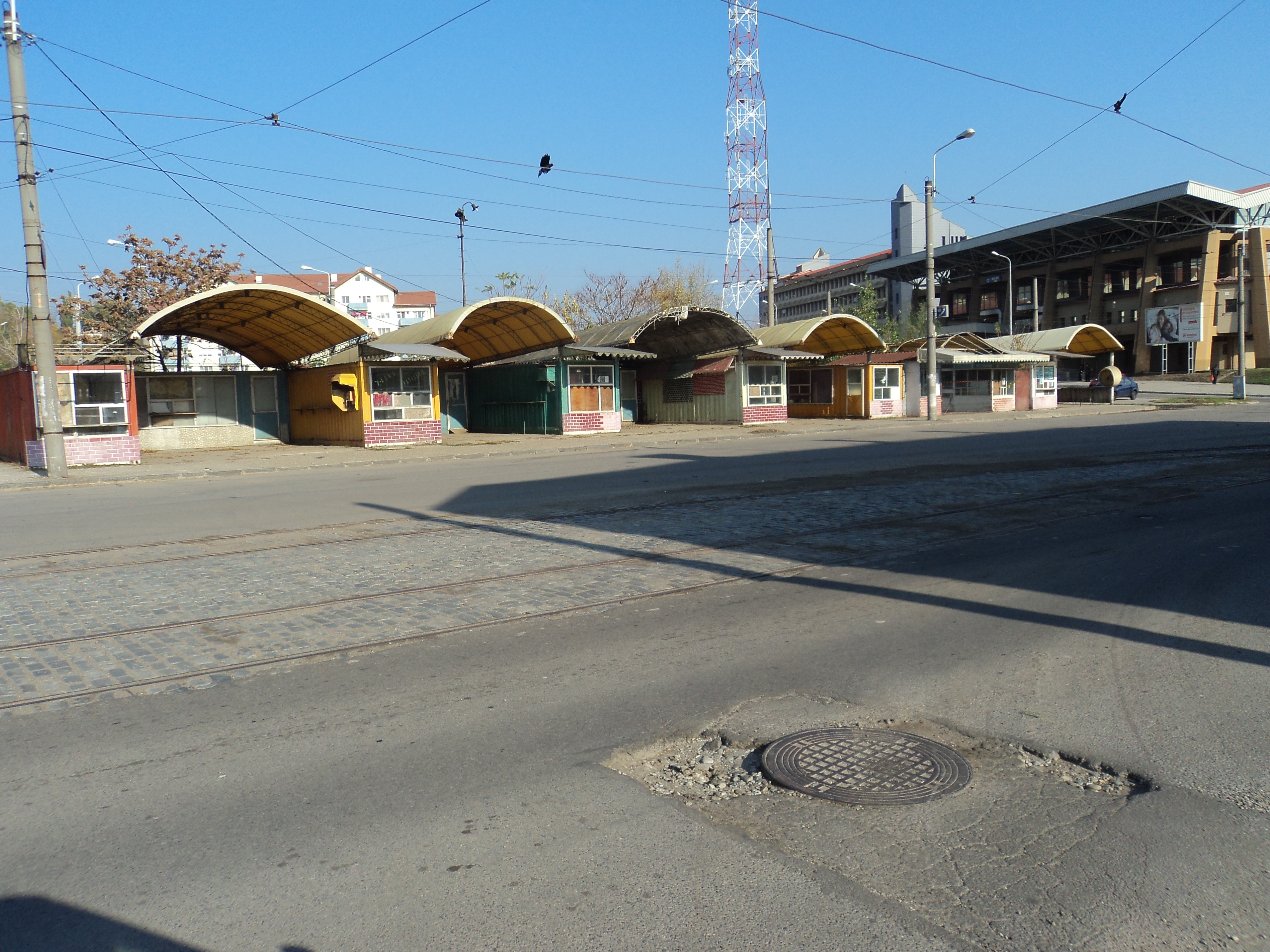 Peisaj dezolant în zona Gării/ Mai multe chioşcuri vechi şi prăfuite zac părăsite în fosta staţie de autobuz