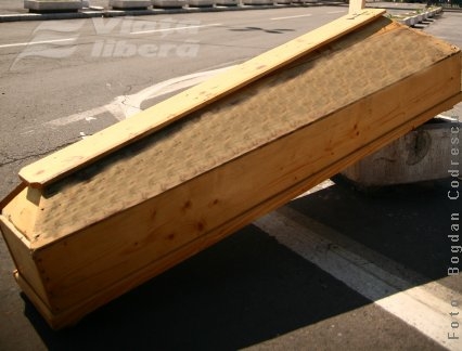 Două gemene de 18 ani, secerate de microbuz 