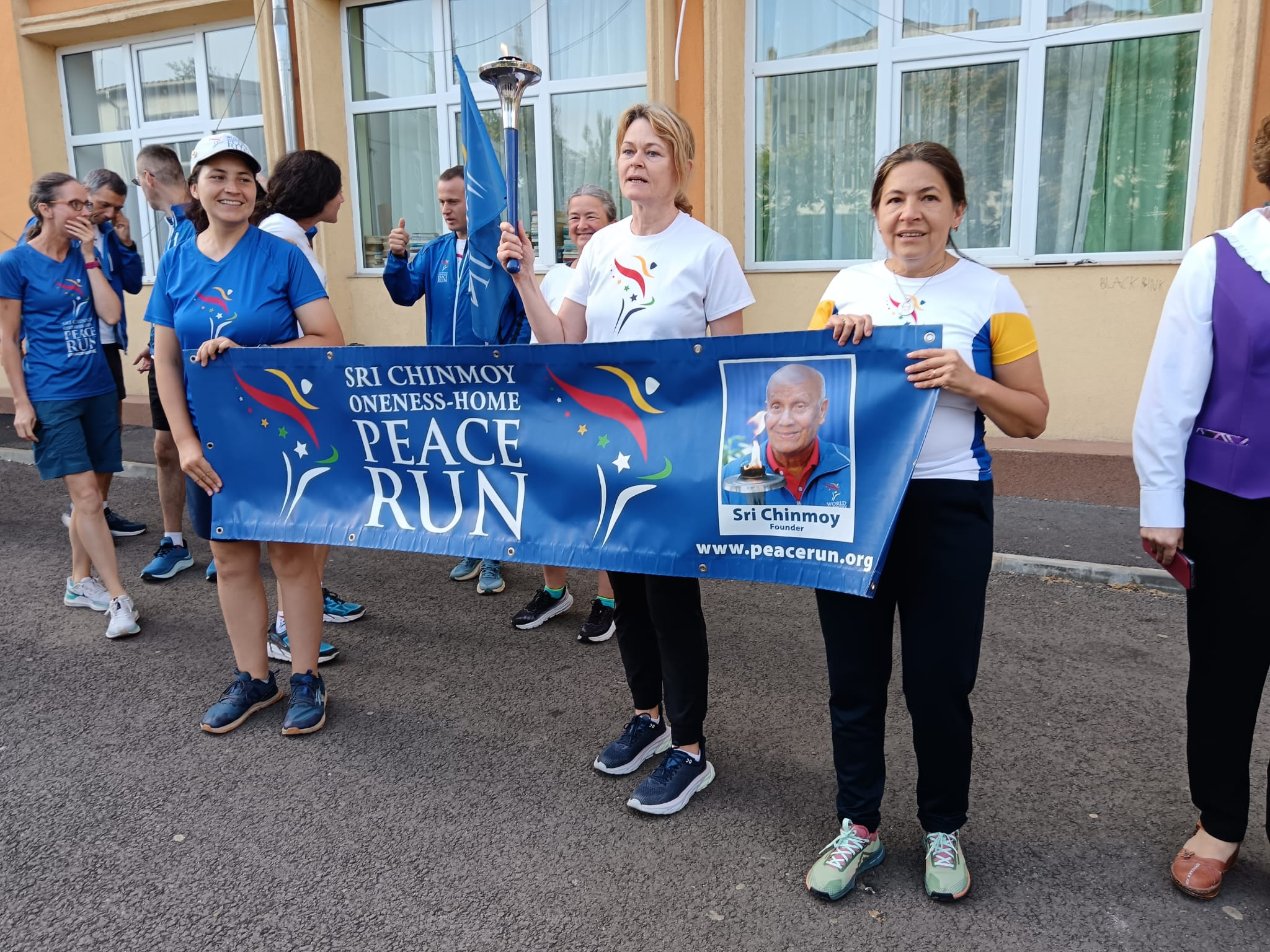 Flacăra Păcii a ars în curtea Școlii Gimnaziale Nr. 7 din Galați