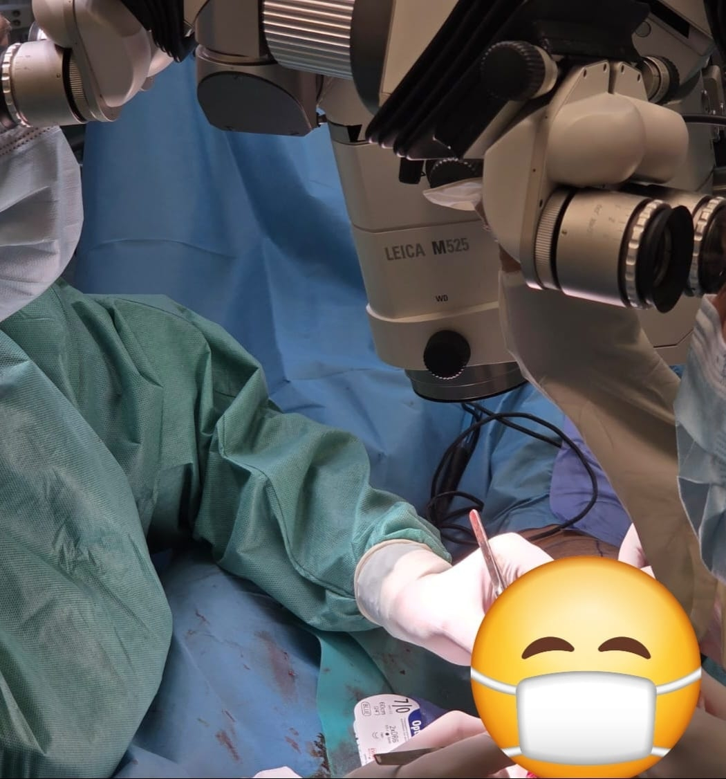 Adolescent tăiat foarte grav într-o sticlă, operat cu succes la Galaţi