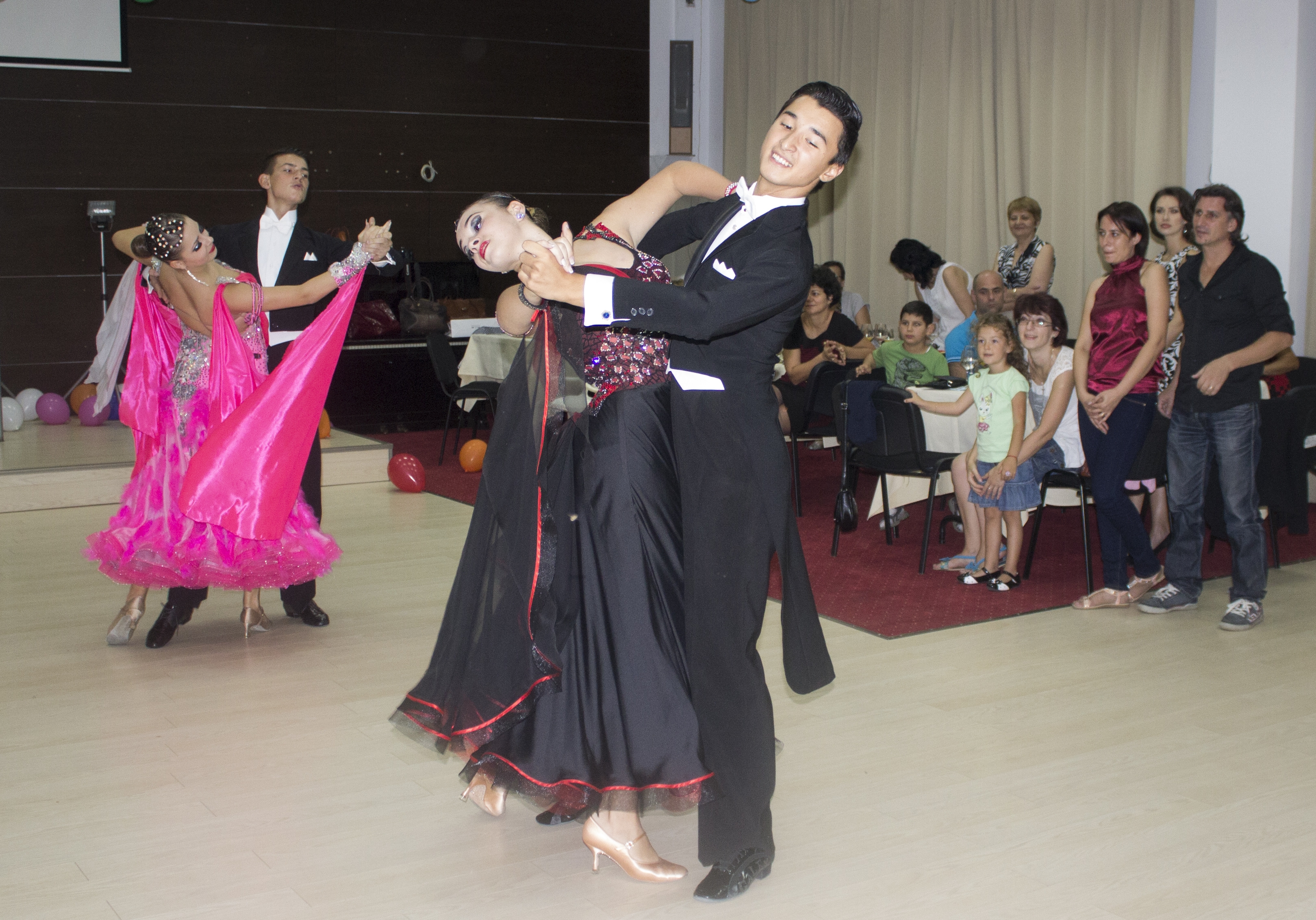 Pasiunea pentru ritm nu ţine cont de graniţe/ DANSUL SPORTIV uneşte Galaţiul cu Brăila (FOTO)