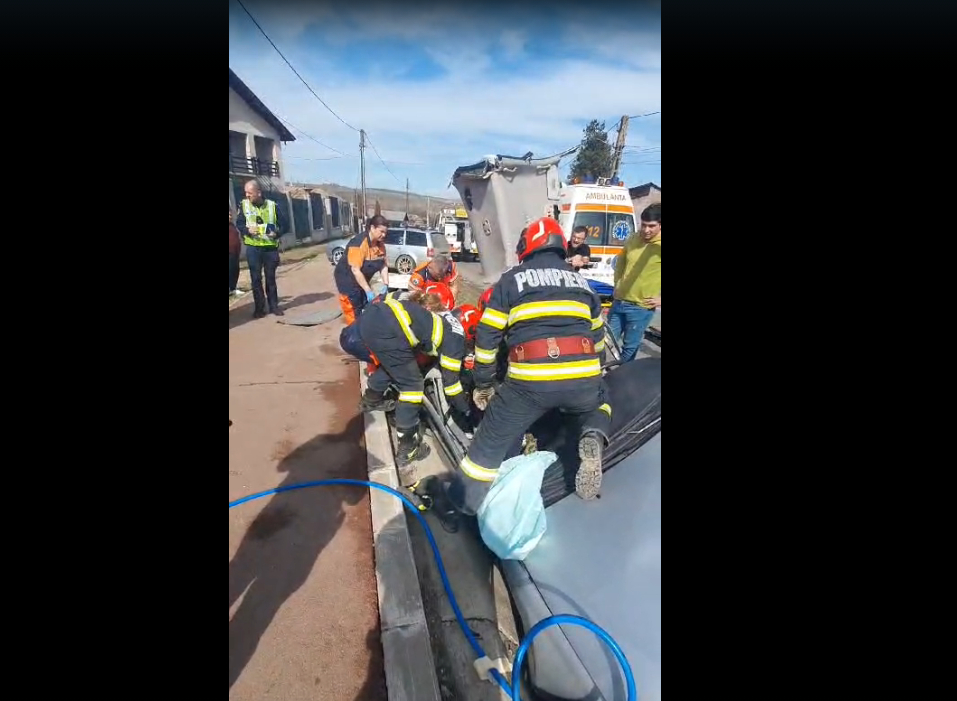 O mașină a ajuns în șanț la Smârdan. Un bărbat și o femeie sunt răniți (VIDEO)
