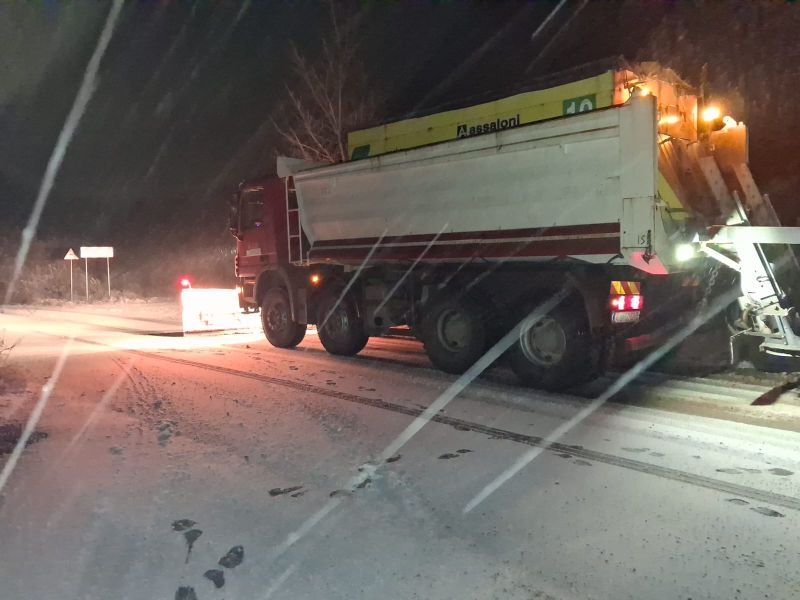 UPDATE. Trafic în condiţii de iarnă. Pe ce drumuri judeţene s-a intervenit pentru combaterea poleiului și îndepărtarea zăpezii
