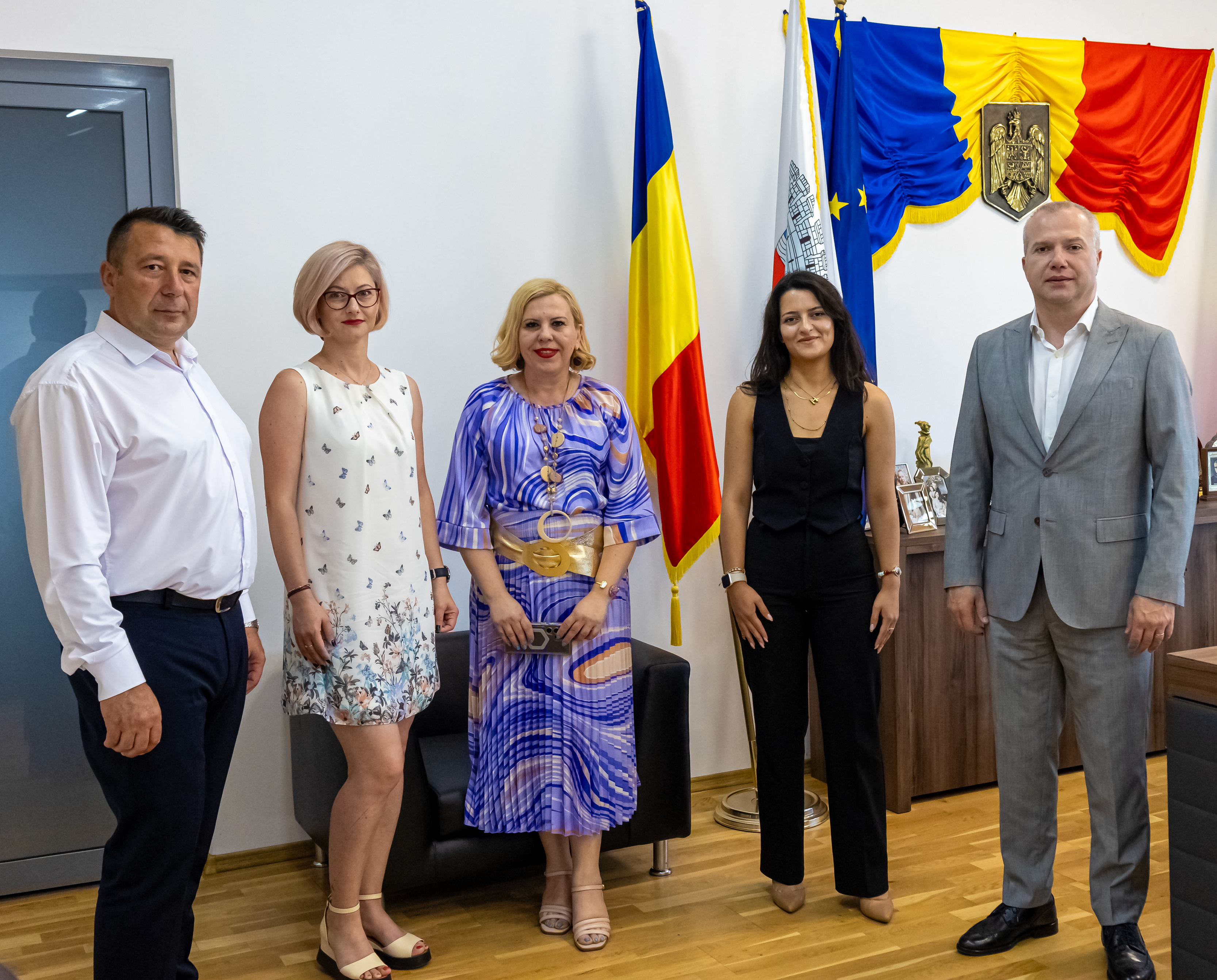 Contract semnat pentru zece microbuze electrice