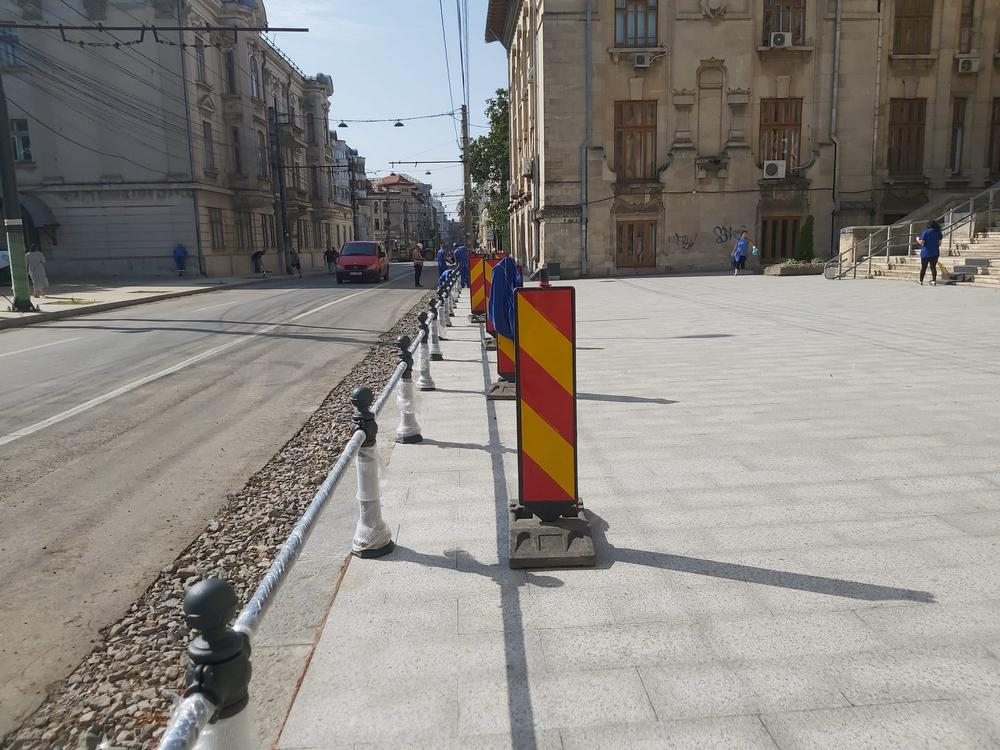 În loc de bolarzi, gărduț cu aspect retro, pe Domnească