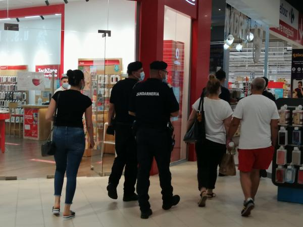 Sute de amenzi pentru cei ce nu respectă legile privind limitarea răspândirii coronaviruslui