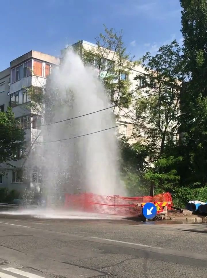 Fântână arteziană în Galați, din cauza unei lucrări prost făcute | VIDEO